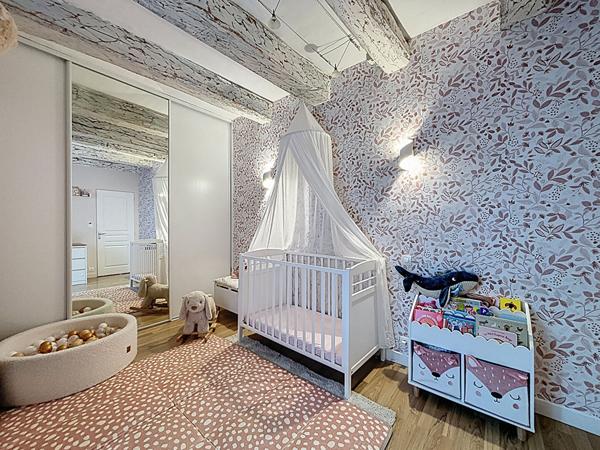 Duplex clé en main ; 105m² ; cachet, pierres et poutres apparentes ; 3 chambres - Hennebont, rive droite.