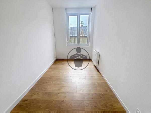 Location                                                      Appartement
                        
                     2 pièces                      25 m2                     à Saint-Quentin