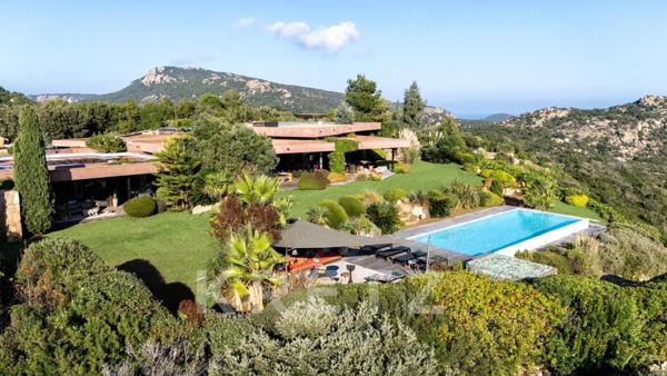 VILLA DE LUXE AVEC PISCINE ET VUE MER