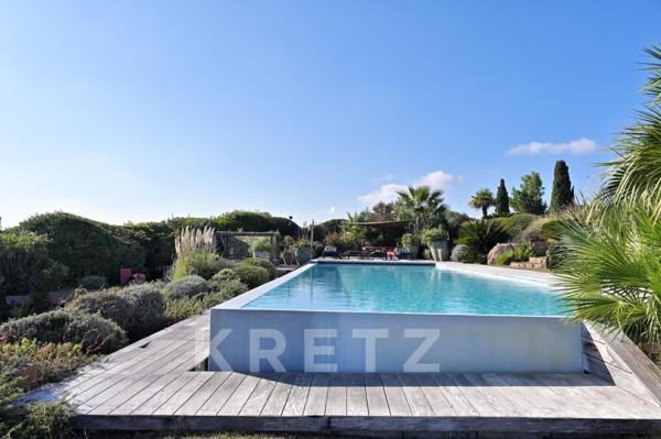 VILLA DE LUXE AVEC PISCINE ET VUE MER
