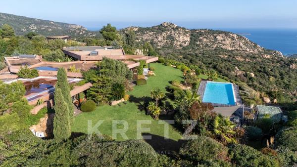 VILLA DE LUXE AVEC PISCINE ET VUE MER