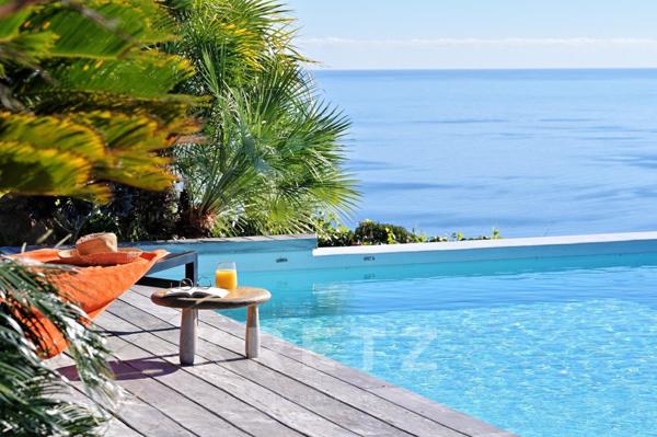 VILLA DE LUXE AVEC PISCINE ET VUE MER