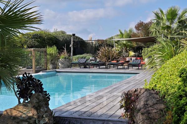 VILLA DE LUXE AVEC PISCINE ET VUE MER