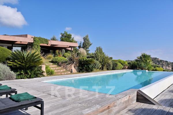 VILLA DE LUXE AVEC PISCINE ET VUE MER