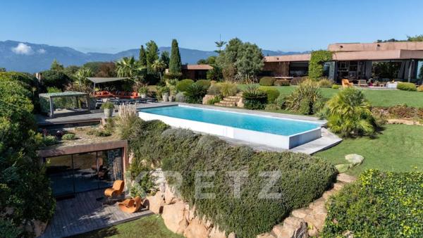 VILLA DE LUXE AVEC PISCINE ET VUE MER