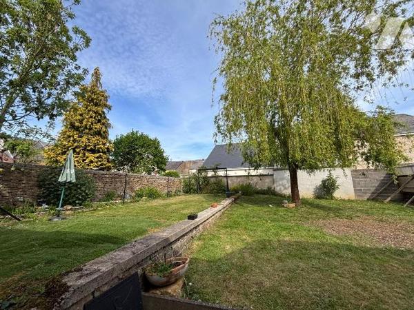 L'office est fier de vous proposer cette superbe maison en pierre située sur la commune de Baze...