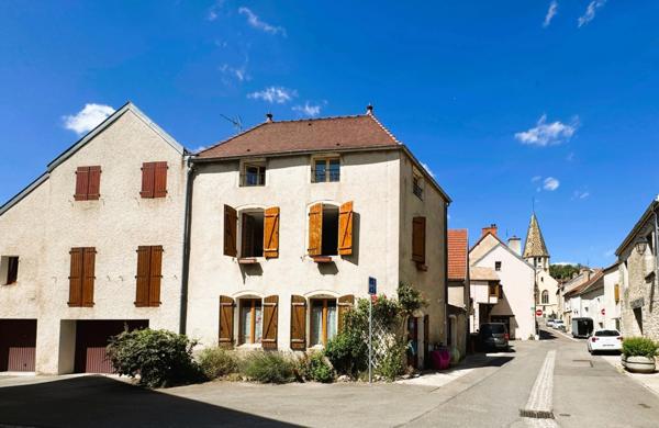 Maison de village rénovée 4 chambres avec atelier à quelques minutes de Dijon. Idéal famille et professionnels.