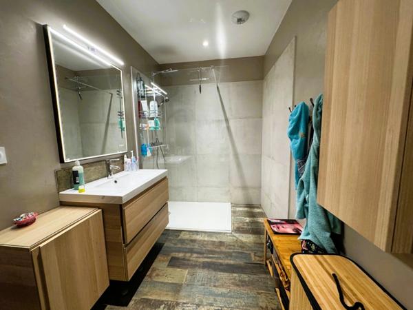 Maison de village rénovée 4 chambres avec atelier à quelques minutes de Dijon. Idéal famille et professionnels.