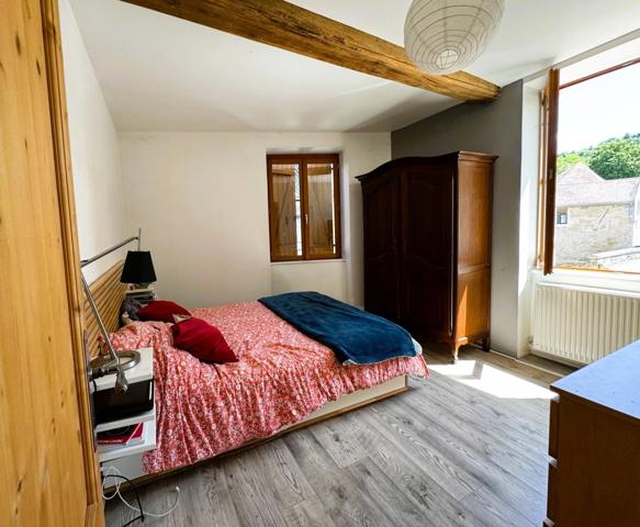 Maison de village rénovée 4 chambres avec atelier à quelques minutes de Dijon. Idéal famille et professionnels.