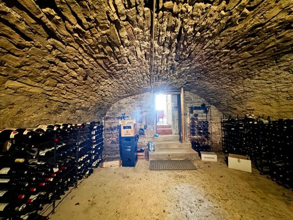 Maison de village rénovée 4 chambres avec atelier à quelques minutes de Dijon. Idéal famille et professionnels.