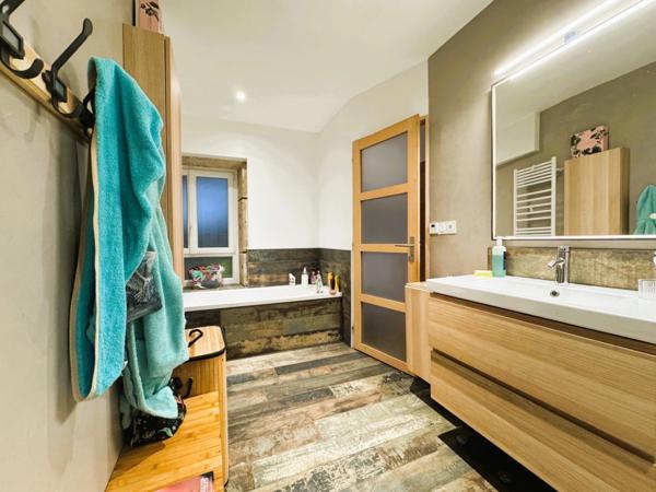 Maison de village rénovée 4 chambres avec atelier à quelques minutes de Dijon. Idéal famille et professionnels.