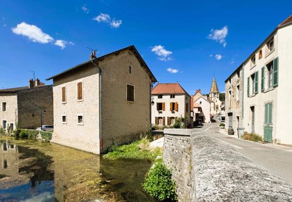 Maison de village rénovée 4 chambres avec atelier à quelques minutes de Dijon. Idéal famille et professionnels.