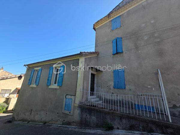 🏡 Une adresse, une multitude de possibilités…

Au cœur de Céreste-en-Luberon, cet immeuble d'environ 540 m² offre un véritable terrain d'expression pour tous ceux qui recherchent un bien capable de s'adapter à leurs projets. Que vous soyez investisseur, entrepreneur ou à la recherche d'un patrimoine à développer, ici, les perspectives sont nombreuses.

✨ Dès l'entrée, les volumes séduisent.

Le rez-de-chaussée accueille un local commercial bénéficiant d'un emplacement privilégié au cœur du village, idéal pour la visibilité. Deux logements déjà rénovés, un T2 et un T4, viennent compléter ce niveau et permettent une exploitation immédiate.

À l'étage, place au potentiel.

🌿 Le premier niveau propose un T3 d'environ 80 m², prolongé par une terrasse où la vue s'ouvre sur les paysages environnants, offrant un espace de vie à imaginer selon vos envies.

☀️ Le deuxième étage accueille un second T3, de surface équivalente, lumineux et prêt à révéler tout son caractère après aménagement.

🚗 En plein centre du village, un atout fait toute la différence : trois grands garages, un confort devenu rare, permettant de stationner plusieurs véhicules ou de créer de précieux espaces de stockage.

📍 Son emplacement central permet de rejoindre à pied les commerces, les services, les écoles et l'animation du village, tout en profitant de l'authenticité et de la douceur de vivre du Luberon.

💡 Immeuble de rapport, résidence principale avec revenus locatifs, activité professionnelle, création de plusieurs logements… Chaque niveau ouvre la porte à un nouveau projet.

✨ Certains biens se visitent. Celui-ci s'imagine, se transforme et se valorise.

📞 Vous souhaitez en découvrir tout le potentiel ? Contactez-moi pour organiser une visite.

Cyrielle Terranova
BSK Immobilier – Une histoire à créer.