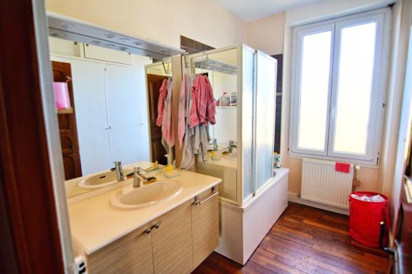 Grande maison 8 p. 218 m² + grange 140 m² sur 30 ares arborés