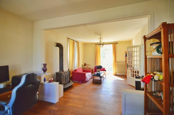 Grande maison 8 p. 218 m² + grange 140 m² sur 30 ares arborés