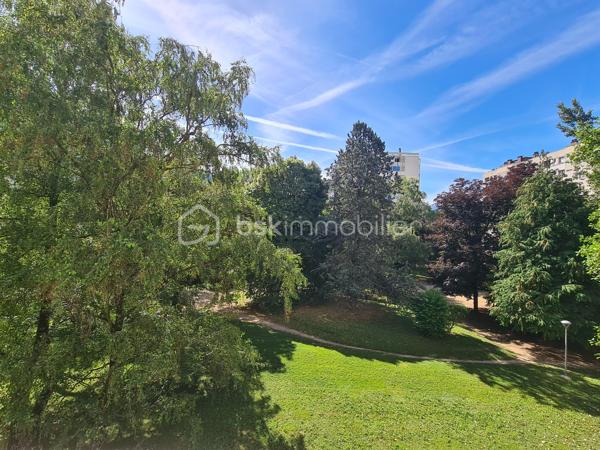 - 3 rue du Vercors - St Martin d'Hères 

Découvrez ce charmant appartement T3, baigné de lumière grâce à sa double exposition. 

Situé dans un environnement calme, il offre une agréable vue sur parc et un grand balcon pour en profiter.

Composé d'un séjour, cuisine séparée avec loggia, 2 chambres, salle d'eau avec fenêtre, wc séparés.

Chauffage et eau chaude collectifs compris dans les charges.
Double vitrage PVC.
Ascenseur.

Les + : 
Vendu avec une cave et une place de parking PRIVATIVE

A proximité de toutes les commodités et transports en commun, une visite vous permettra d'en apprécier tout le potentiel !