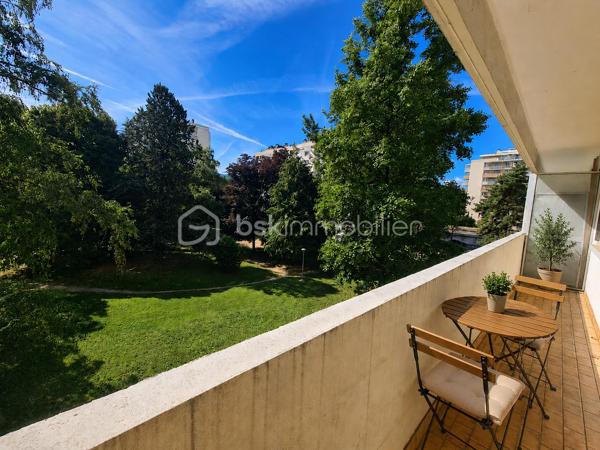 - 3 rue du Vercors - St Martin d'Hères 

Découvrez ce charmant appartement T3, baigné de lumière grâce à sa double exposition. 

Situé dans un environnement calme, il offre une agréable vue sur parc et un grand balcon pour en profiter.

Composé d'un séjour, cuisine séparée avec loggia, 2 chambres, salle d'eau avec fenêtre, wc séparés.

Chauffage et eau chaude collectifs compris dans les charges.
Double vitrage PVC.
Ascenseur.

Les + : 
Vendu avec une cave et une place de parking PRIVATIVE

A proximité de toutes les commodités et transports en commun, une visite vous permettra d'en apprécier tout le potentiel !
