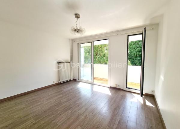 - 3 rue du Vercors - St Martin d'Hères 

Découvrez ce charmant appartement T3, baigné de lumière grâce à sa double exposition. 

Situé dans un environnement calme, il offre une agréable vue sur parc et un grand balcon pour en profiter.

Composé d'un séjour, cuisine séparée avec loggia, 2 chambres, salle d'eau avec fenêtre, wc séparés.

Chauffage et eau chaude collectifs compris dans les charges.
Double vitrage PVC.
Ascenseur.

Les + : 
Vendu avec une cave et une place de parking PRIVATIVE

A proximité de toutes les commodités et transports en commun, une visite vous permettra d'en apprécier tout le potentiel !