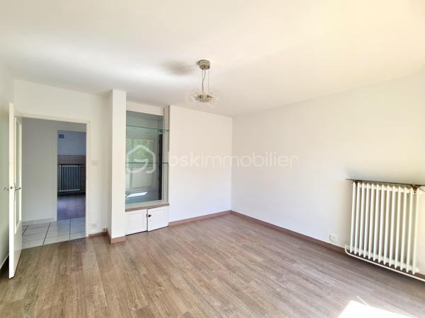 - 3 rue du Vercors - St Martin d'Hères 

Découvrez ce charmant appartement T3, baigné de lumière grâce à sa double exposition. 

Situé dans un environnement calme, il offre une agréable vue sur parc et un grand balcon pour en profiter.

Composé d'un séjour, cuisine séparée avec loggia, 2 chambres, salle d'eau avec fenêtre, wc séparés.

Chauffage et eau chaude collectifs compris dans les charges.
Double vitrage PVC.
Ascenseur.

Les + : 
Vendu avec une cave et une place de parking PRIVATIVE

A proximité de toutes les commodités et transports en commun, une visite vous permettra d'en apprécier tout le potentiel !