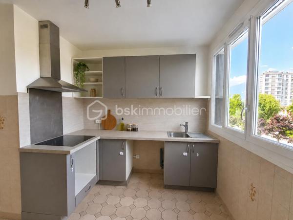 - 3 rue du Vercors - St Martin d'Hères 

Découvrez ce charmant appartement T3, baigné de lumière grâce à sa double exposition. 

Situé dans un environnement calme, il offre une agréable vue sur parc et un grand balcon pour en profiter.

Composé d'un séjour, cuisine séparée avec loggia, 2 chambres, salle d'eau avec fenêtre, wc séparés.

Chauffage et eau chaude collectifs compris dans les charges.
Double vitrage PVC.
Ascenseur.

Les + : 
Vendu avec une cave et une place de parking PRIVATIVE

A proximité de toutes les commodités et transports en commun, une visite vous permettra d'en apprécier tout le potentiel !