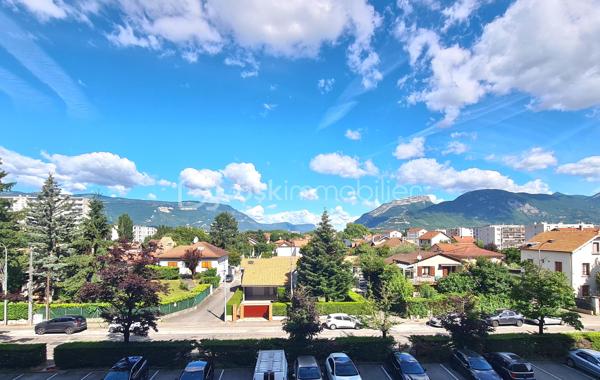 - 3 rue du Vercors - St Martin d'Hères 

Découvrez ce charmant appartement T3, baigné de lumière grâce à sa double exposition. 

Situé dans un environnement calme, il offre une agréable vue sur parc et un grand balcon pour en profiter.

Composé d'un séjour, cuisine séparée avec loggia, 2 chambres, salle d'eau avec fenêtre, wc séparés.

Chauffage et eau chaude collectifs compris dans les charges.
Double vitrage PVC.
Ascenseur.

Les + : 
Vendu avec une cave et une place de parking PRIVATIVE

A proximité de toutes les commodités et transports en commun, une visite vous permettra d'en apprécier tout le potentiel !