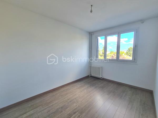 - 3 rue du Vercors - St Martin d'Hères 

Découvrez ce charmant appartement T3, baigné de lumière grâce à sa double exposition. 

Situé dans un environnement calme, il offre une agréable vue sur parc et un grand balcon pour en profiter.

Composé d'un séjour, cuisine séparée avec loggia, 2 chambres, salle d'eau avec fenêtre, wc séparés.

Chauffage et eau chaude collectifs compris dans les charges.
Double vitrage PVC.
Ascenseur.

Les + : 
Vendu avec une cave et une place de parking PRIVATIVE

A proximité de toutes les commodités et transports en commun, une visite vous permettra d'en apprécier tout le potentiel !