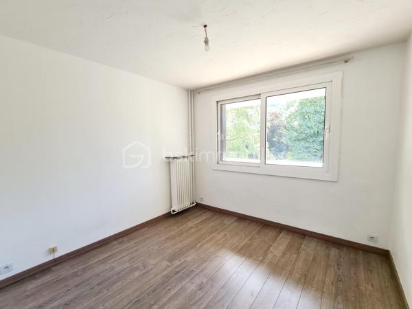 - 3 rue du Vercors - St Martin d'Hères 

Découvrez ce charmant appartement T3, baigné de lumière grâce à sa double exposition. 

Situé dans un environnement calme, il offre une agréable vue sur parc et un grand balcon pour en profiter.

Composé d'un séjour, cuisine séparée avec loggia, 2 chambres, salle d'eau avec fenêtre, wc séparés.

Chauffage et eau chaude collectifs compris dans les charges.
Double vitrage PVC.
Ascenseur.

Les + : 
Vendu avec une cave et une place de parking PRIVATIVE

A proximité de toutes les commodités et transports en commun, une visite vous permettra d'en apprécier tout le potentiel !