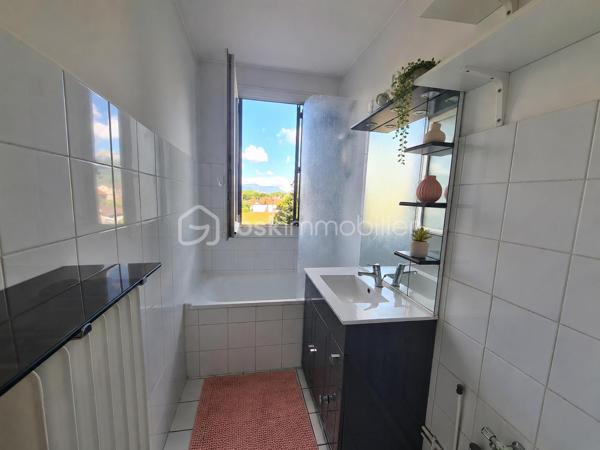 - 3 rue du Vercors - St Martin d'Hères 

Découvrez ce charmant appartement T3, baigné de lumière grâce à sa double exposition. 

Situé dans un environnement calme, il offre une agréable vue sur parc et un grand balcon pour en profiter.

Composé d'un séjour, cuisine séparée avec loggia, 2 chambres, salle d'eau avec fenêtre, wc séparés.

Chauffage et eau chaude collectifs compris dans les charges.
Double vitrage PVC.
Ascenseur.

Les + : 
Vendu avec une cave et une place de parking PRIVATIVE

A proximité de toutes les commodités et transports en commun, une visite vous permettra d'en apprécier tout le potentiel !