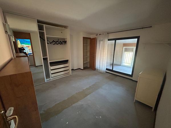 Maison villageoise sur trois niveaux avec ascenseur et grand garage