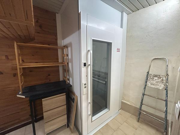 Maison villageoise sur trois niveaux avec ascenseur et grand garage