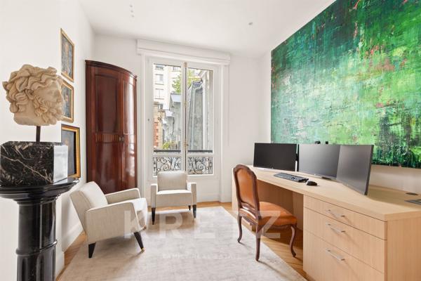 Appartement d’Exception au Cœur du 7ᵉ  – Élégance Haussmannienne et Design Contemporain