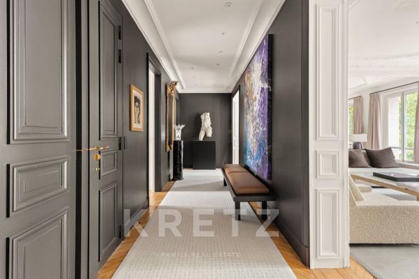 Appartement d’Exception au Cœur du 7ᵉ  – Élégance Haussmannienne et Design Contemporain