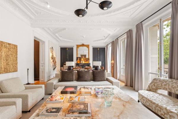 Appartement d’Exception au Cœur du 7ᵉ  – Élégance Haussmannienne et Design Contemporain