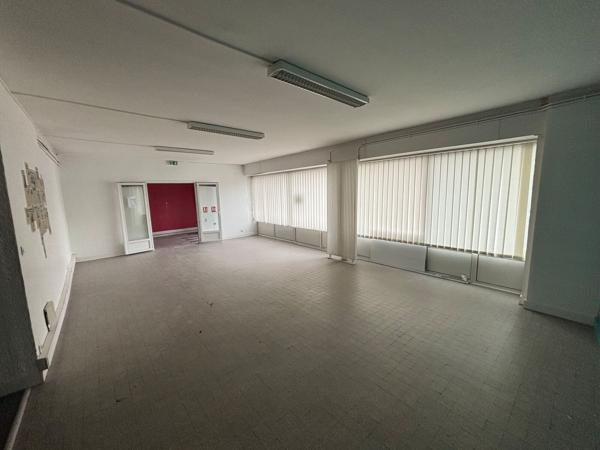 Vente bureaux à Floirac centre avec belle vitrine et terrasse extérieure
