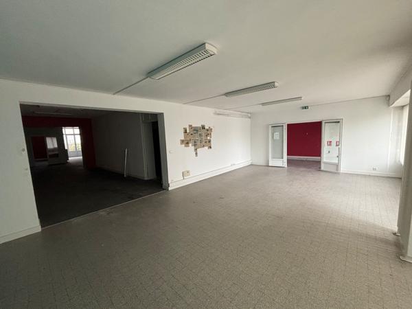 Vente bureaux à Floirac centre avec belle vitrine et terrasse extérieure