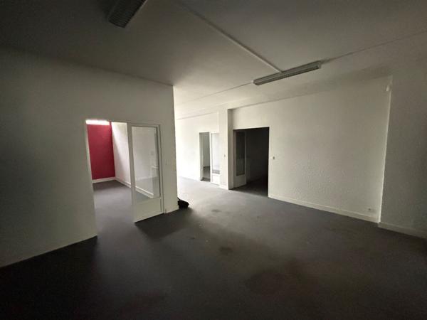 Vente bureaux à Floirac centre avec belle vitrine et terrasse extérieure
