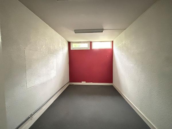 Vente bureaux à Floirac centre avec belle vitrine et terrasse extérieure