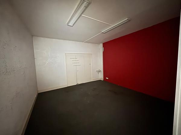 Vente bureaux à Floirac centre avec belle vitrine et terrasse extérieure
