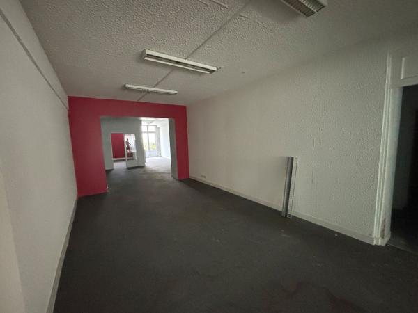 Vente bureaux à Floirac centre avec belle vitrine et terrasse extérieure