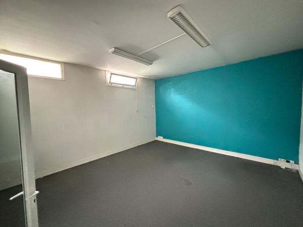 Vente bureaux à Floirac centre avec belle vitrine et terrasse extérieure