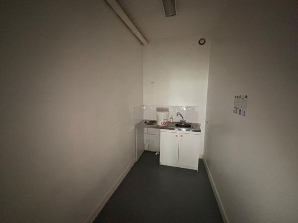 Vente bureaux à Floirac centre avec belle vitrine et terrasse extérieure