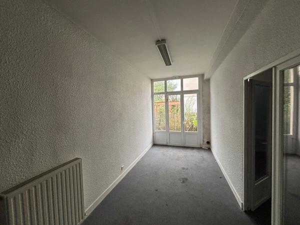 Vente bureaux à Floirac centre avec belle vitrine et terrasse extérieure