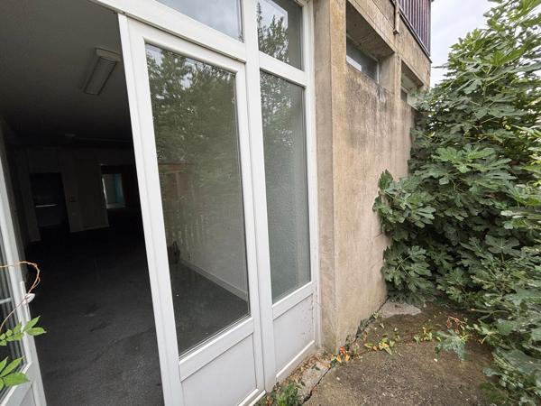 Vente bureaux à Floirac centre avec belle vitrine et terrasse extérieure