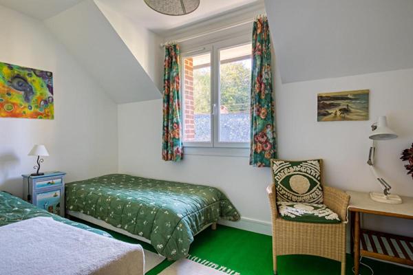 Authentique briques et silex, 250m2 dont 8 chambres. Beaux volumes