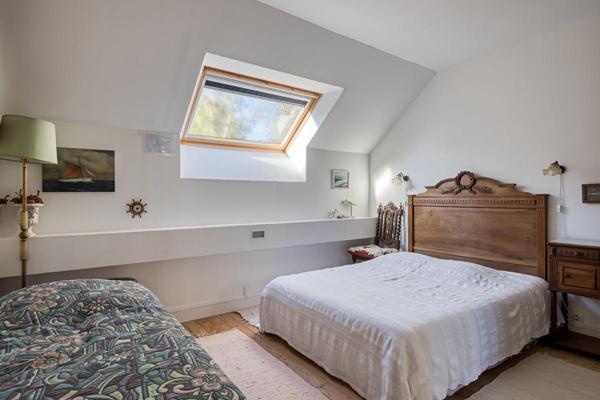 Authentique briques et silex, 250m2 dont 8 chambres. Beaux volumes