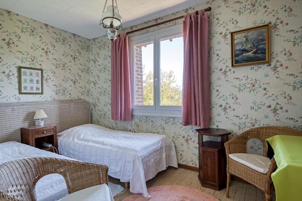 Authentique briques et silex, 250m2 dont 8 chambres. Beaux volumes