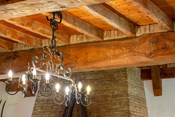 Authentique briques et silex, 250m2 dont 8 chambres. Beaux volumes