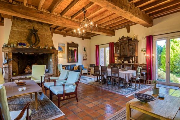 Authentique briques et silex, 250m2 dont 8 chambres. Beaux volumes