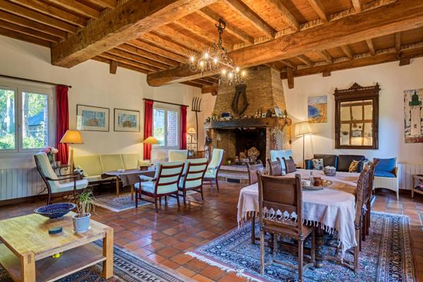 Authentique briques et silex, 250m2 dont 8 chambres. Beaux volumes