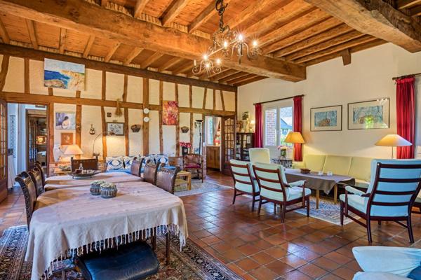 Authentique briques et silex, 250m2 dont 8 chambres. Beaux volumes